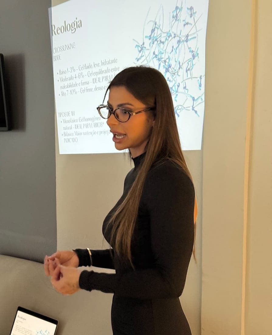 Dra. Brenda Jacob em aula sobre reologia de preenchedores